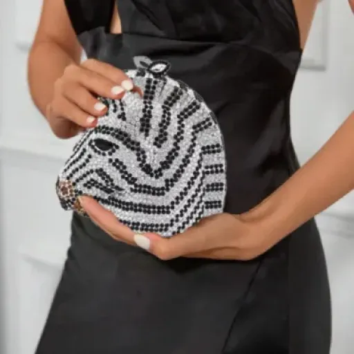 Test RomanticDesign Pochette de soirée zébrée : le petit sac qui mise tout sur le look