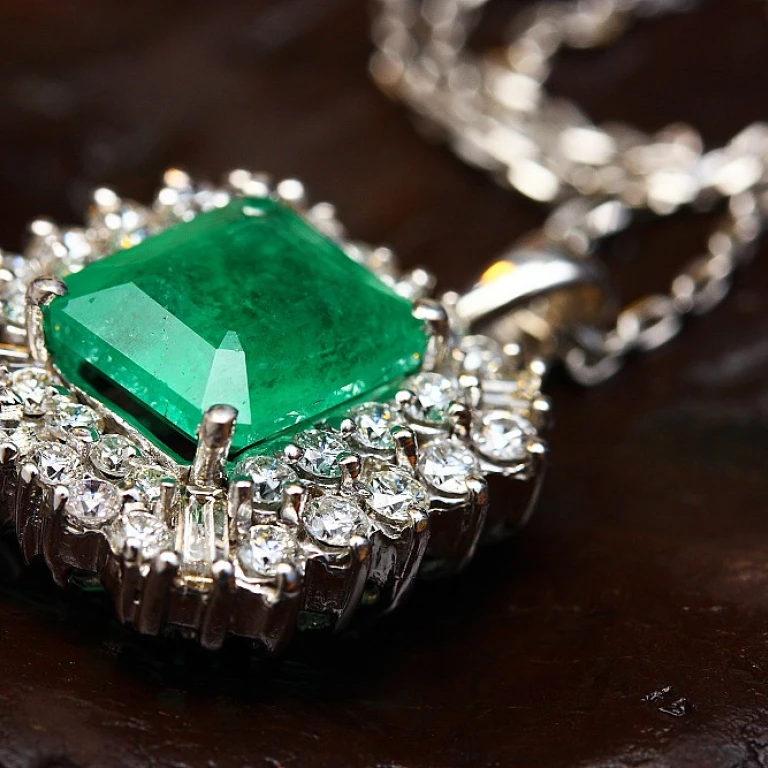Pourquoi les Accessoires de Luxe Restent-Ils Incontournables dans le Milieu de la Mode?