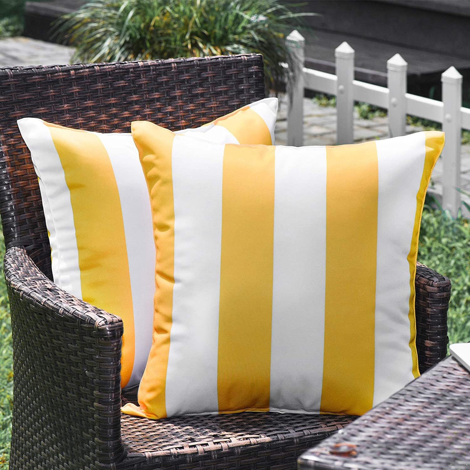 Newliky Housse Coussin Exterieur Impermeable en Polyester Housses de Coussin 45x45cm Lot de 2 Rayé Été Printemps Décoratif Taie d'oreiller pour Salon Chambre Jardin Balcon Blanc etJaune 45 x 45 cm (Lot de 2) Jaune