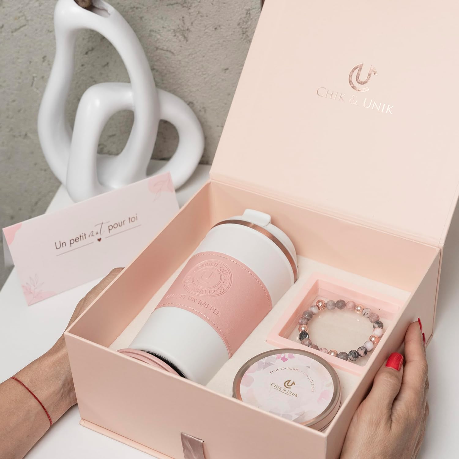 Coffret cadeau femme luxe 7pcs – bougie parfumée, mug isotherme étui cuir végétal, bracelet pierres naturelles, miroir de poche, boîte magnétique chic – idée anniversaire originale et utile