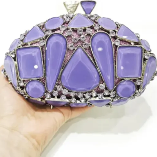 Test Stones Clutch Bleu Ciel : une pochette qui en met plein la vue mais pas à votre téléphone