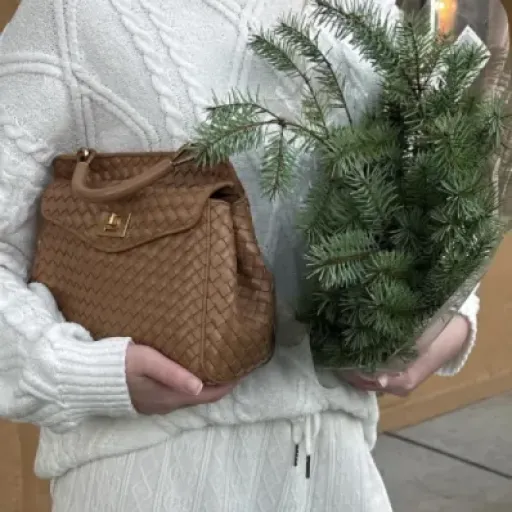 Test JW PEI Lucia tissé marron : le petit sac qui veut faire chic sans exploser le budget